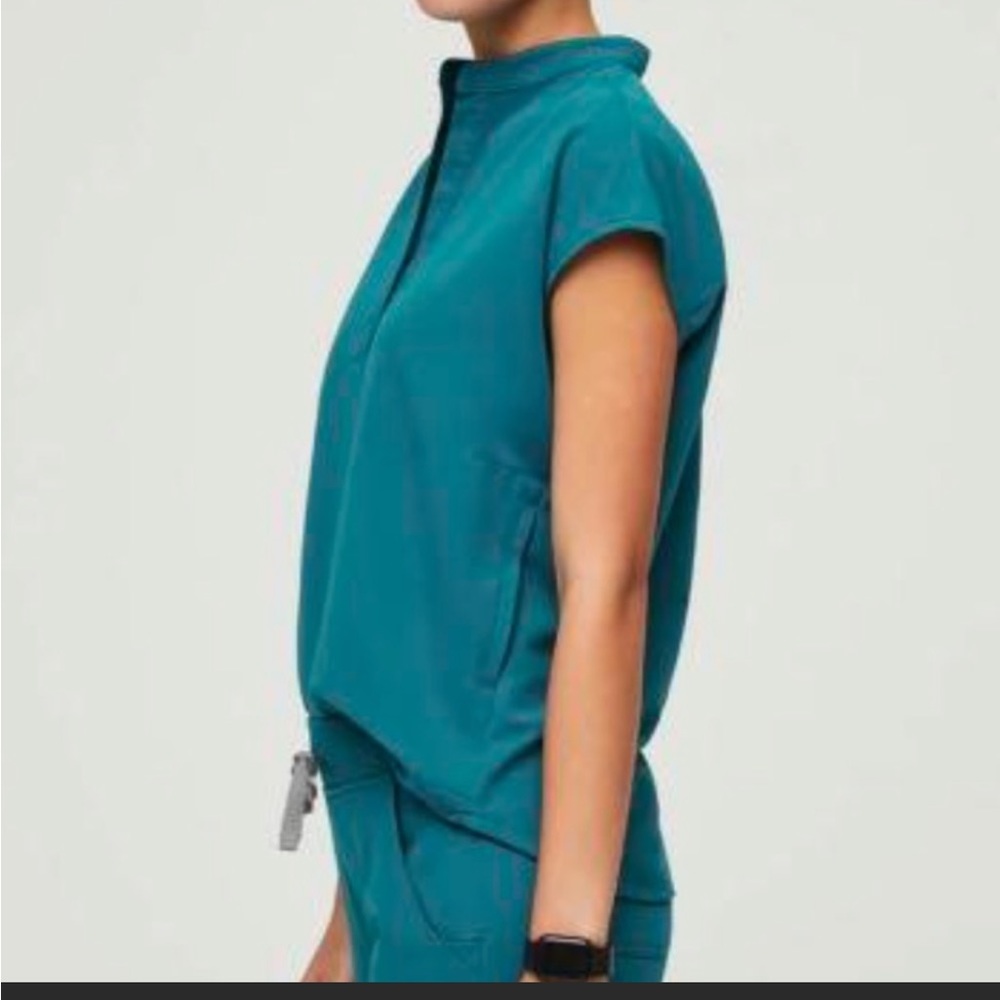 Figs Rafaela oversized scrub top worn once